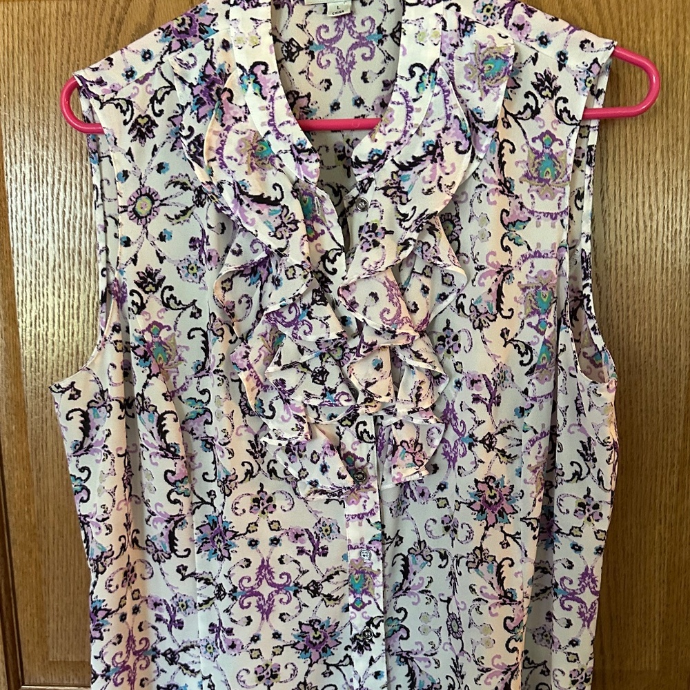 Tahari Sleeveless Blue/Lavender Flowered Blouse.  Ruffled Front. Size Large.